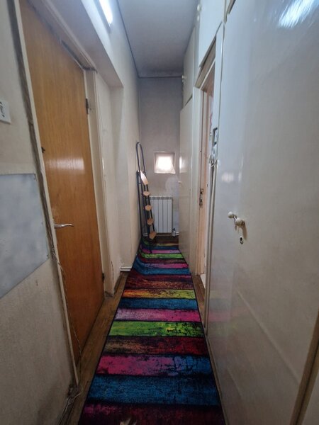 Piata Romana, Povernei stradal
