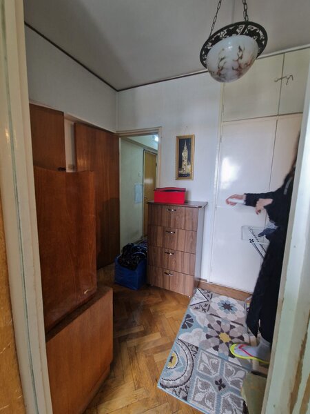 Piata Romana, Povernei stradal